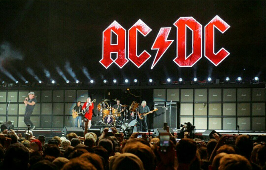 Ac dc abc. Концерт группы AC DC. Шварценеггер группа АС ДС. Рок концерт AC DC. AC/DC 91.