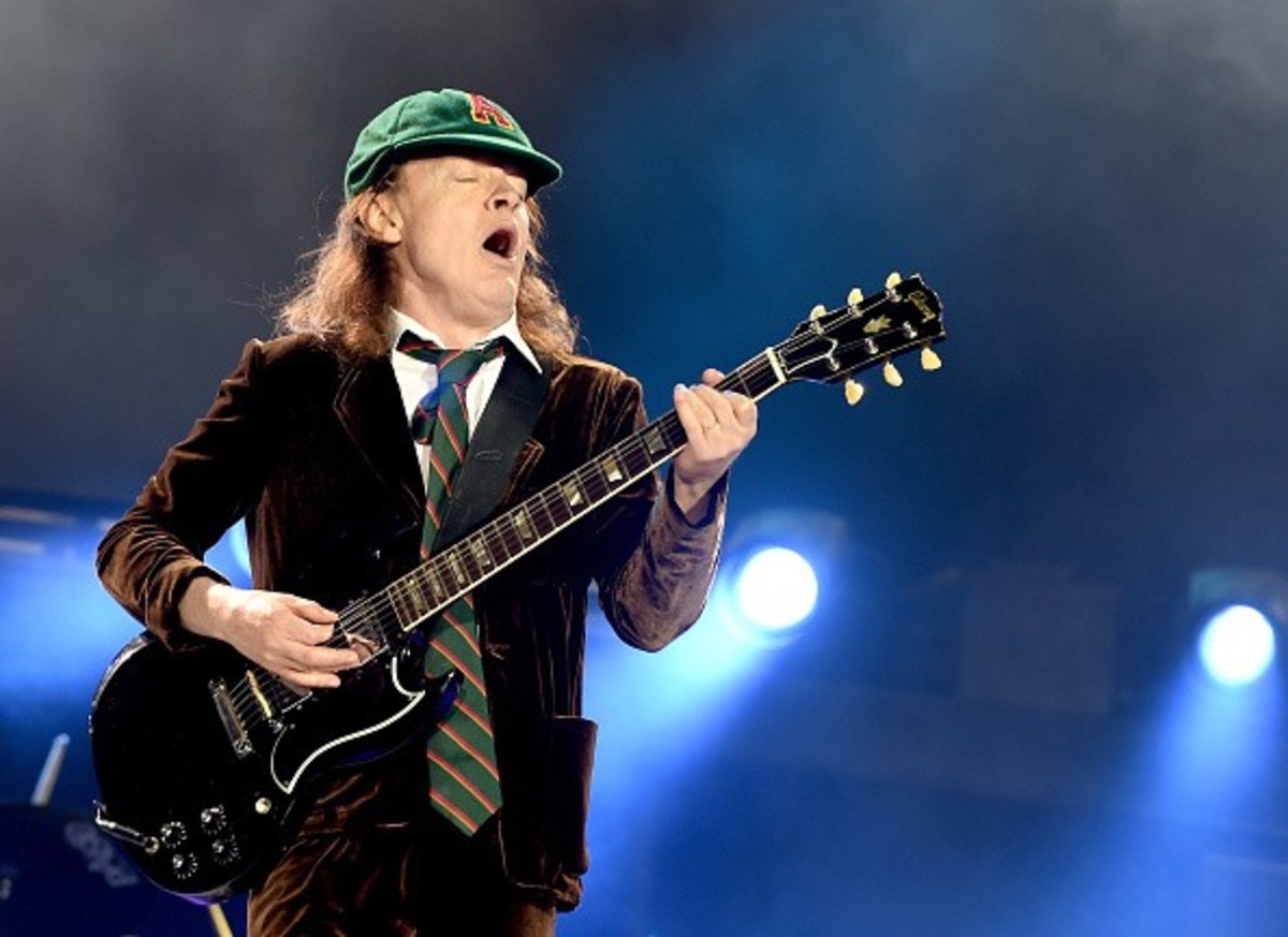 Гитара ангуса янга. Гитарист AC DC. AC DC Angus young молодой. AC DC концертные фото. Цвет глаз у создателей AC DC.